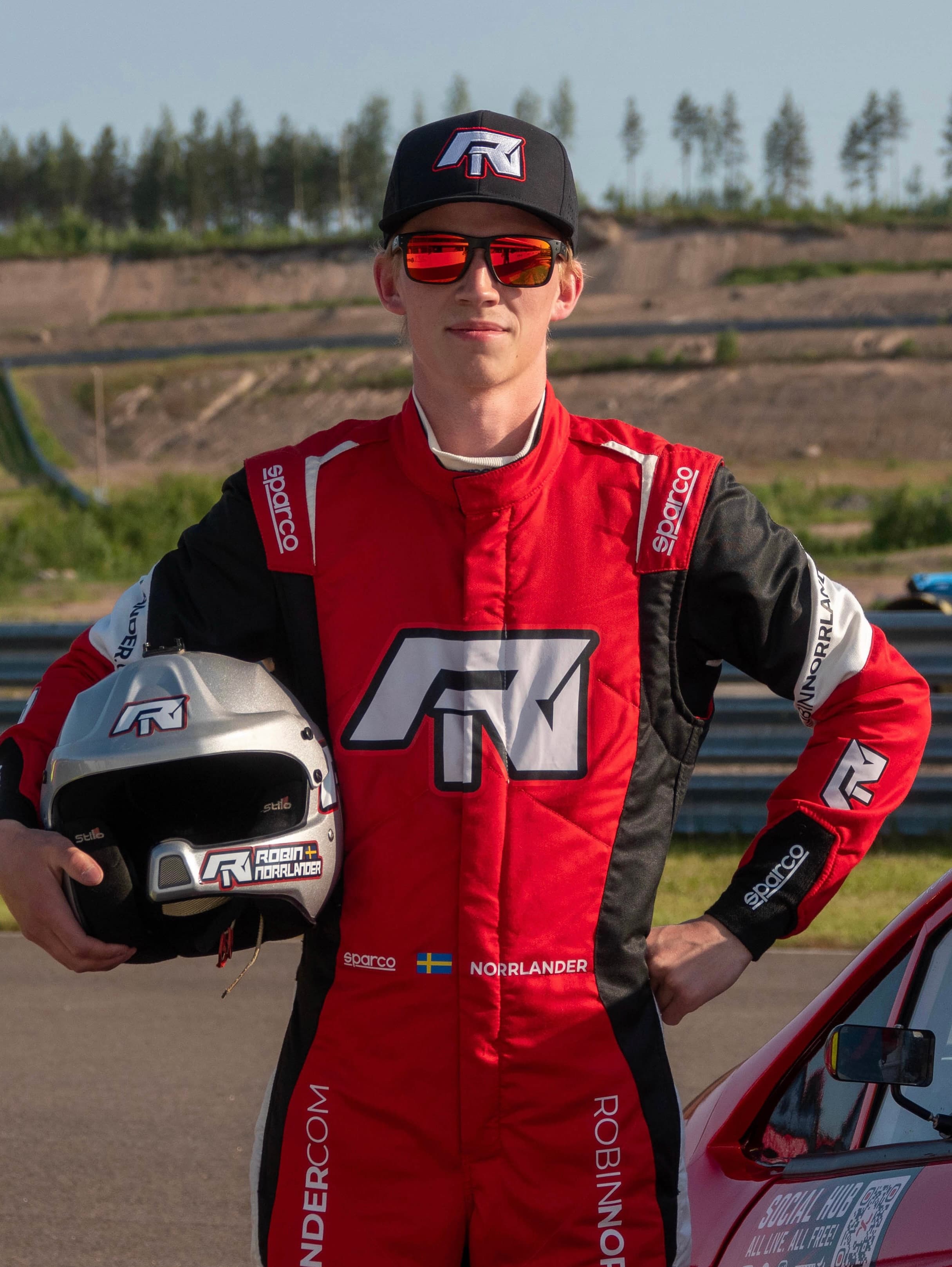 Robin Norrlander i racingoverall med hjälm vid rallycrossbanan
