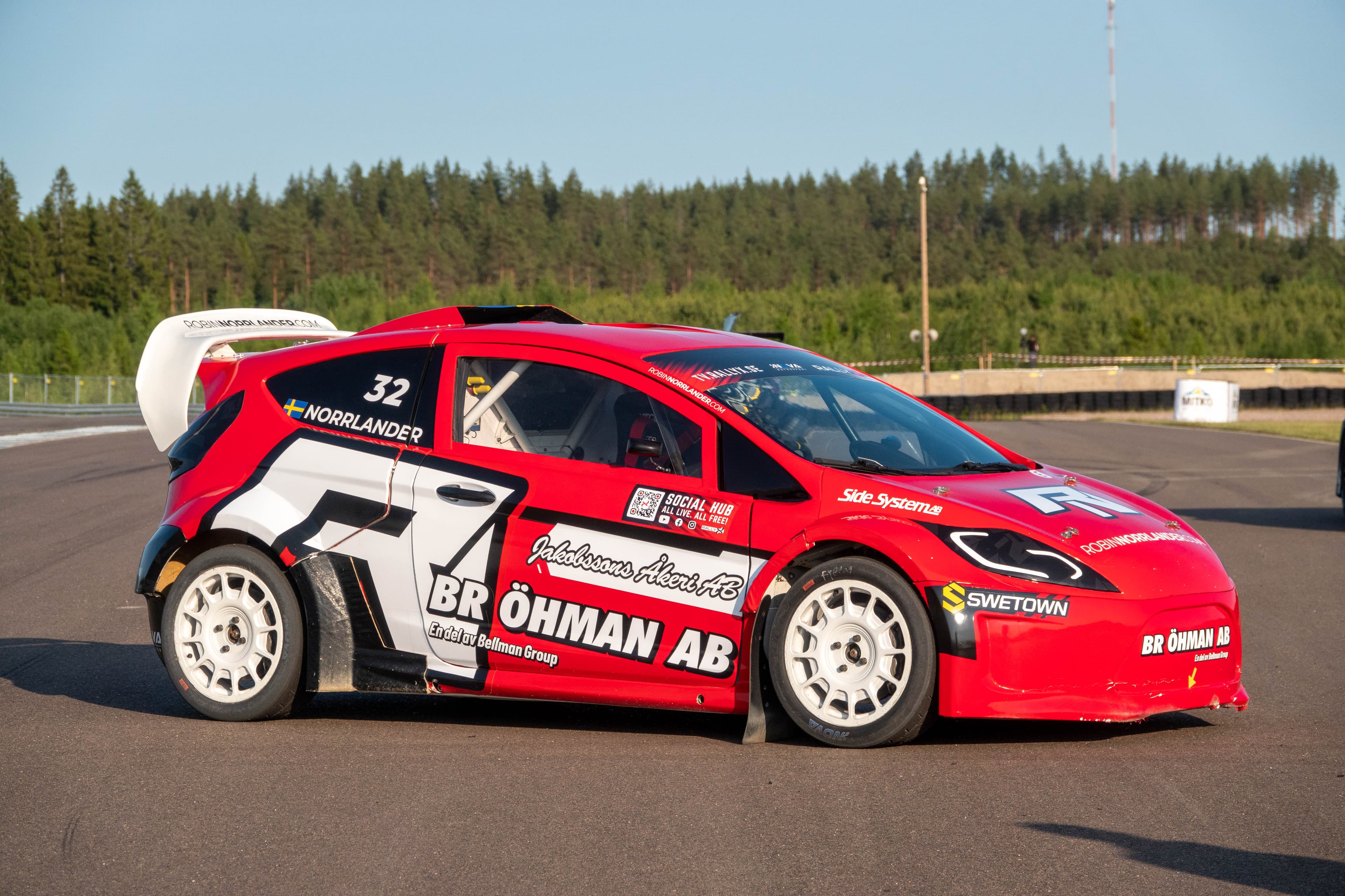 RN-Motorsports Supercar Lites-bil på rallycrossbanan